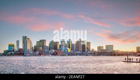 Vue panoramique sur Boston avec gratte-ciel au crépuscule États-Unis Banque D'Images