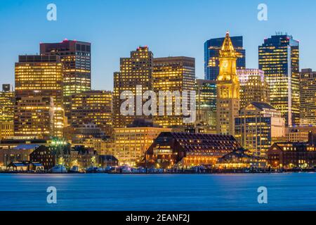 Vue panoramique sur Boston avec gratte-ciel au crépuscule États-Unis Banque D'Images