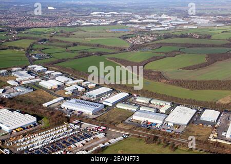 Vue aérienne de la zone industrielle de Green Lane, Featherstone en direction du nord vers les zones industrielles de Normanton sur la M62 Banque D'Images