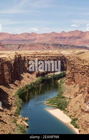 Vue sur le fleuve Colorado depuis le pont Glen Canyon Dam sur la Highway 89, Arizona, États-Unis d'Amérique, Amérique du Nord Banque D'Images