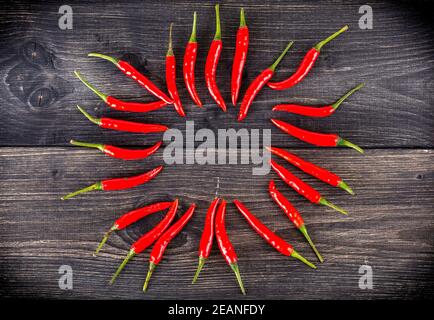 Vue de dessus du piment rouge épicé sur une surface en bois.sélective mise au point Banque D'Images