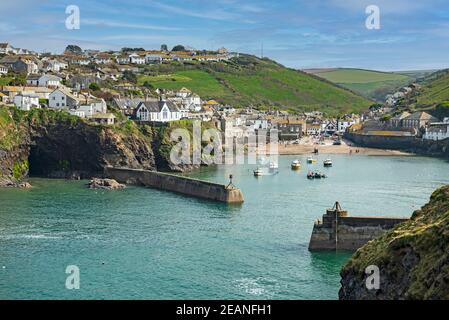 Port Isaac, un petit village de pêcheurs sur la côte atlantique du nord de la Cornouailles, en Angleterre Banque D'Images