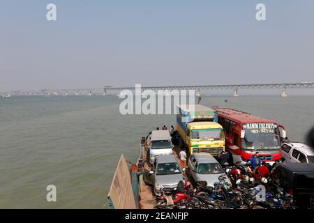 Munshiganj, Bangladesh - le 08 février 2021 : le pont Padma est un pont routier-ferroviaire polyvalent qui traverse la rivière Padma et qui est en cours de construction à Ban Banque D'Images