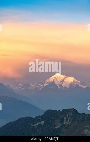Nuages dans le ciel brumeux à l'aube au-dessus de Matterhorn et de la neige a atteint le sommet de Weisshorn, Alpes Pennines, Valais canton, Suisse, Europe Banque D'Images