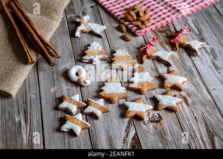 Biscuits au pain d'épice et au beurre en forme d'arbre de Noël et d'étoiles avec amande et cannelle sur fond de table en bois, Italie, Europe Banque D'Images