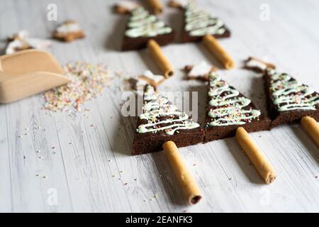 Brownies au chocolat maison en forme d'arbre de Noël sur fond de table en bois, Italie, Europe Banque D'Images