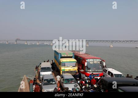 Munshiganj, Bangladesh - le 08 février 2021 : le pont Padma est un pont routier-ferroviaire polyvalent qui traverse la rivière Padma et qui est en cours de construction à Ban Banque D'Images