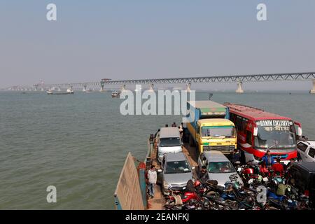 Munshiganj, Bangladesh - le 08 février 2021 : le pont Padma est un pont routier-ferroviaire polyvalent qui traverse la rivière Padma et qui est en cours de construction à Ban Banque D'Images