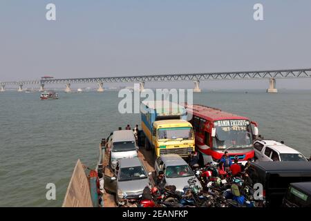 Munshiganj, Bangladesh - le 08 février 2021 : le pont Padma est un pont routier-ferroviaire polyvalent qui traverse la rivière Padma et qui est en cours de construction à Ban Banque D'Images