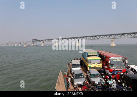 Munshiganj, Bangladesh - le 08 février 2021 : le pont Padma est un pont routier-ferroviaire polyvalent qui traverse la rivière Padma et qui est en cours de construction à Ban Banque D'Images