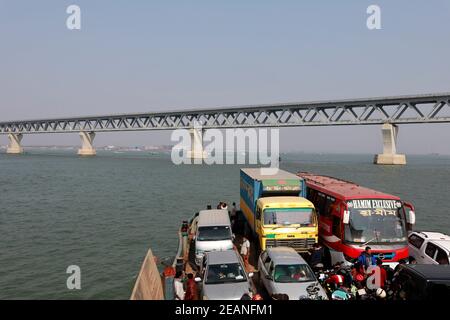 Munshiganj, Bangladesh - le 08 février 2021 : le pont Padma est un pont routier-ferroviaire polyvalent qui traverse la rivière Padma et qui est en cours de construction à Ban Banque D'Images