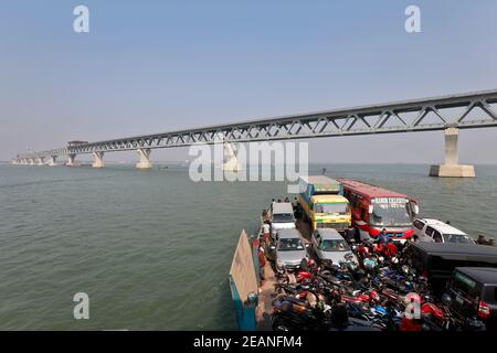 Munshiganj, Bangladesh - le 08 février 2021 : le pont Padma est un pont routier-ferroviaire polyvalent qui traverse la rivière Padma et qui est en cours de construction à Ban Banque D'Images