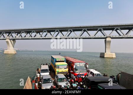 Munshiganj, Bangladesh - le 08 février 2021 : le pont Padma est un pont routier-ferroviaire polyvalent qui traverse la rivière Padma et qui est en cours de construction à Ban Banque D'Images