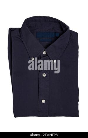 Gros plan sur une chemise élégante et pliée bleu foncé isolée sur un fond blanc. Tenue tendance pour Homme. Banque D'Images