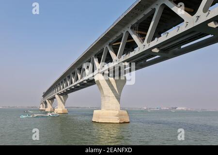 Munshiganj, Bangladesh - le 08 février 2021 : le pont Padma est un pont routier-ferroviaire polyvalent qui traverse la rivière Padma et qui est en cours de construction à Ban Banque D'Images