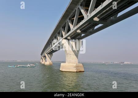 Munshiganj, Bangladesh - le 08 février 2021 : le pont Padma est un pont routier-ferroviaire polyvalent qui traverse la rivière Padma et qui est en cours de construction à Ban Banque D'Images