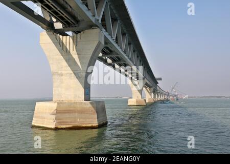 Munshiganj, Bangladesh - le 08 février 2021 : le pont Padma est un pont routier-ferroviaire polyvalent qui traverse la rivière Padma et qui est en cours de construction à Ban Banque D'Images