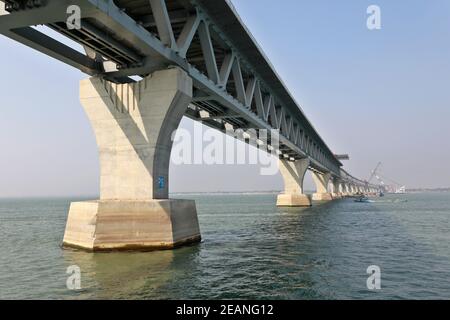 Munshiganj, Bangladesh - le 08 février 2021 : le pont Padma est un pont routier-ferroviaire polyvalent qui traverse la rivière Padma et qui est en cours de construction à Ban Banque D'Images