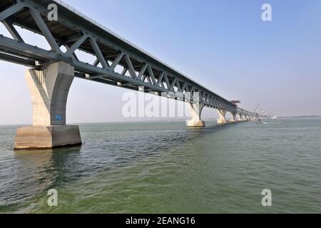 Munshiganj, Bangladesh - le 08 février 2021 : le pont Padma est un pont routier-ferroviaire polyvalent qui traverse la rivière Padma et qui est en cours de construction à Ban Banque D'Images