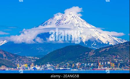 Vue panoramique de la ville Petropavlovsk-Kamchatsky et volcans: Volcan Koryaksky, volcan Avascha, volcan Kozelsky. Extrême-Orient russe, Kamchatka Banque D'Images