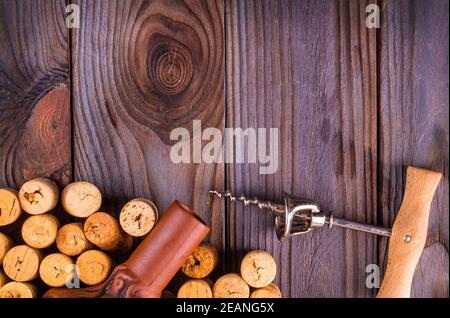 bouteille de vin avec bouchons sur fond de table en bois Banque D'Images