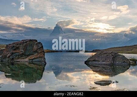 Coucher de soleil sur le sommet du Cervin reflété dans le lac Stellisee, Zermatt, canton du Valais, Suisse, Europe Banque D'Images