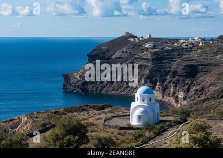 Petite chapelle sur la côte sud de Santorin, Cyclades, Iles grecques, Grèce, Europe Banque D'Images