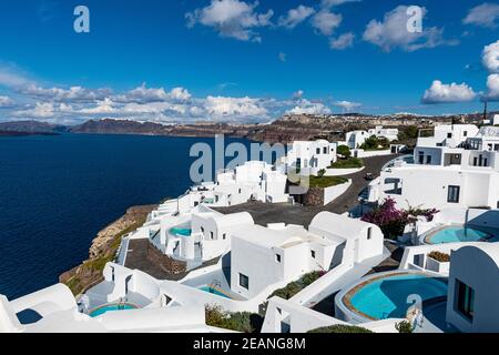 Hôtel de luxe sur le bord du cratère, Santorini, Cyclades, Iles grecques, Grèce, Europe Banque D'Images