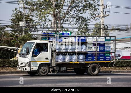 Chiangmai, Thaïlande - janvier 19 2021 : camion de livraison d'eau potable. Sur la route n°1001, à 8 km de la ville de Chiangmai. Banque D'Images