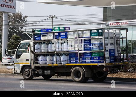 Chiangmai, Thaïlande - janvier 19 2021 : camion de livraison d'eau potable. Sur la route n°1001, à 8 km de la ville de Chiangmai. Banque D'Images