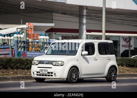 Chiangmai, Thaïlande - janvier 19 2021 : mini van Nissan Cube privé. Sur la route n°1001 à 8 km de la ville de Chiangmai. Banque D'Images