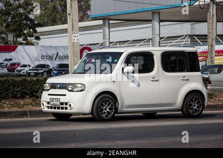 Chiangmai, Thaïlande - janvier 19 2021 : mini van Nissan Cube privé. Sur la route n°1001 à 8 km de la ville de Chiangmai. Banque D'Images