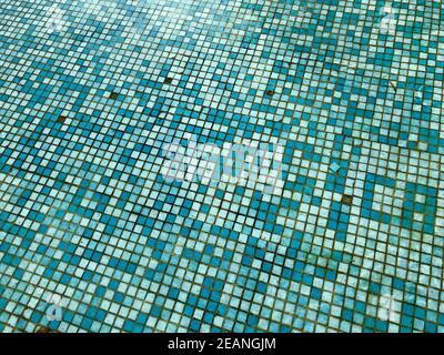 Mosaïque abstraite sur le sol d'une piscine avec bleu mosaïques Banque D'Images