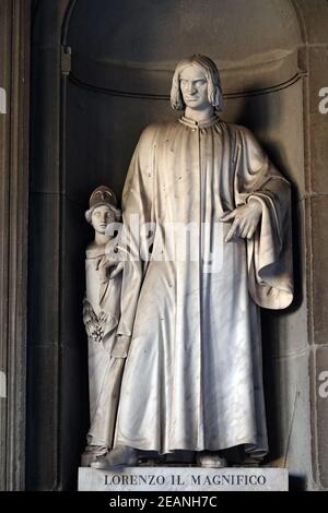 Lorenzo il Magnifico, statue dans les niches de la Colonnade Uffizi à Florence, Italie Banque D'Images