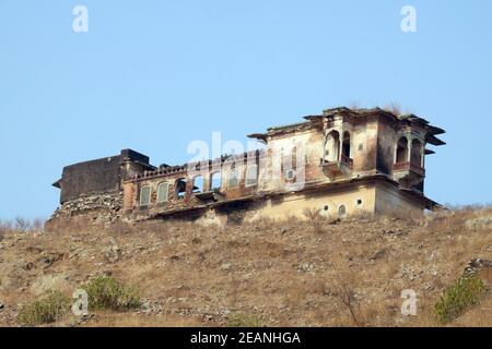 Maison abandonnée sur la colline au-dessus du fort Amber à Jaipur, Rajasthan, Inde Banque D'Images