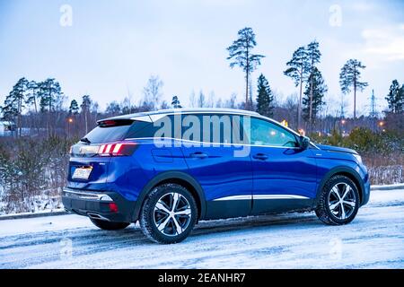 MOSCOU, RUSSIE - 15 MARS 2020 : vue latérale du SUV bleu Peugeot 3008 sur paysage de campagne d'hiver Banque D'Images