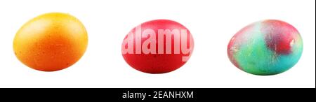 Œufs de Pâques colorés sur fond blanc. Les oeufs de Pâques, également appelés oeufs Pascal, sont des oeufs qui sont parfois décorés Banque D'Images
