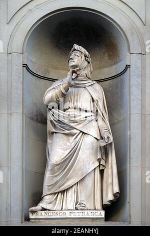 Francesco Petrarca dans les niches de la colonnade des Offices à Florence, Italie Banque D'Images