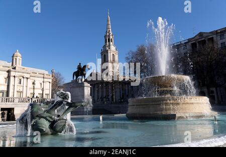 Londres, Royaume-Uni. 10 février 2021. Photo prise le 10 février 2021 montre des glaçons autour de sculptures sur la fontaine de Trafalgar Square à Londres, en Grande-Bretagne. Depuis plusieurs jours, la tempête Darcy a provoqué des neows à Londres. Credit: Han Yan/Xinhua/Alay Live News Banque D'Images