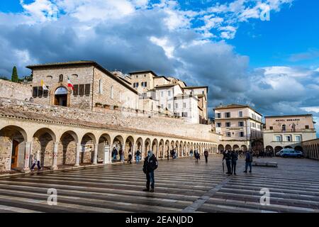 Place en face de la Basilique Saint François d'Assise, site classé au patrimoine mondial de l'UNESCO, Assise, Ombrie, Italie, Europe Banque D'Images