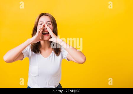 femme adolescente debout grand cri avec les mains à côté de la bouche donner excitée positive Banque D'Images