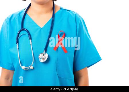 Femme infirmière en uniforme de clinique avec soutien à la sensibilisation au VIH/sida ruban rouge Banque D'Images
