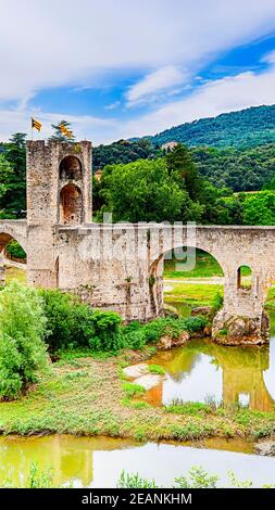 Pont roman au-dessus de la rivière Fluvia à Besalu Banque D'Images