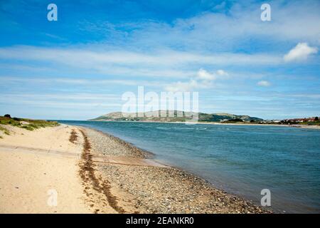 La Great Orme vue de l'autre côté de la rivière Conwy depuis la Balises près de Conwy Quay Marina Conwy Snowdonia Nord du pays de Galles Banque D'Images