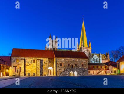 Vue sur la cathédrale de Nidaros au coucher du soleil depuis la cour du palais de l'archevêque de Trondheim, Norvège Banque D'Images