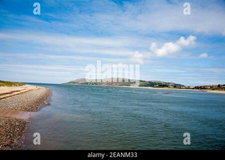 La Great Orme vue de l'autre côté de la rivière Conwy depuis la Balises près de Conwy Quay Marina Conwy Snowdonia Nord du pays de Galles Banque D'Images