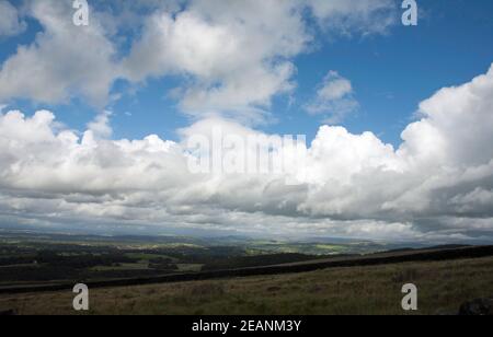 Nuages de tempête passant au-dessus de Bowstonegate avec Kinder Scout dans le Contexte Lyme Handley Parc de Lyme vue de Sponds Hill Cheshire Angleterre Banque D'Images