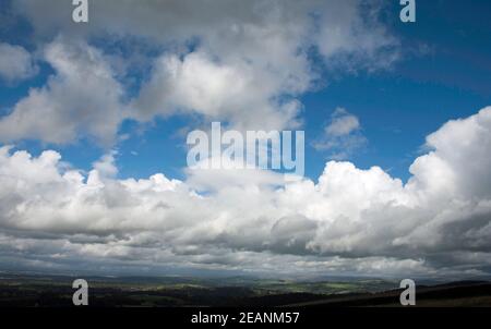 Nuages de tempête passant au-dessus de Bowstonegate avec Kinder Scout dans le Contexte Lyme Handley Parc de Lyme vue de Sponds Hill Cheshire Angleterre Banque D'Images