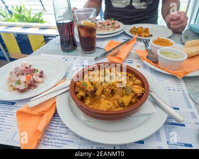 Puerto de las Nieves, Gran Canaria, Iles Canaries, Espagne 24 décembre 2020: Table de restaurant avec nourriture rapa Vieja ragoût avec pois chiches, sauce pieuvre Banque D'Images