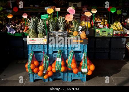 Février à Hackney. Marché de Broadway. Oranges en vente à la boutique de légumes. Banque D'Images